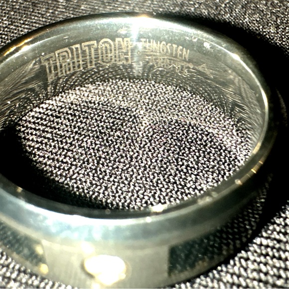 Triton Tungsten Carbon Fiber Ring - Picture 4 of 5